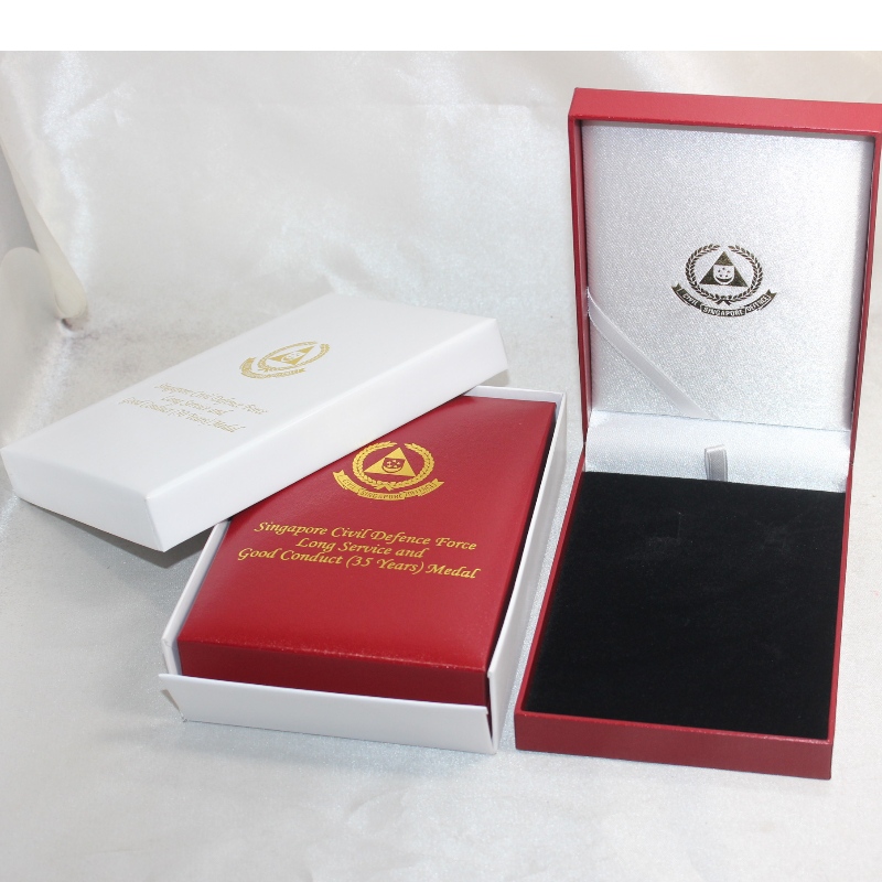 Mír V-15S dronuilleog Bosca páipéir Leatherette le haghaidh bonn 75 * 120 mm, mona & suaitheantas, srl. Mm. 97 * 143 * 34, meáchain thart ar 170g