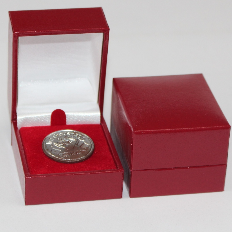 V-07 ruudukujuline plastkast, mille katab Leatherette Paper läbimõõdu 25-30 mm münt, märk, sõrmus jne kohta. mm.46*53*38, raskused umbes 40g